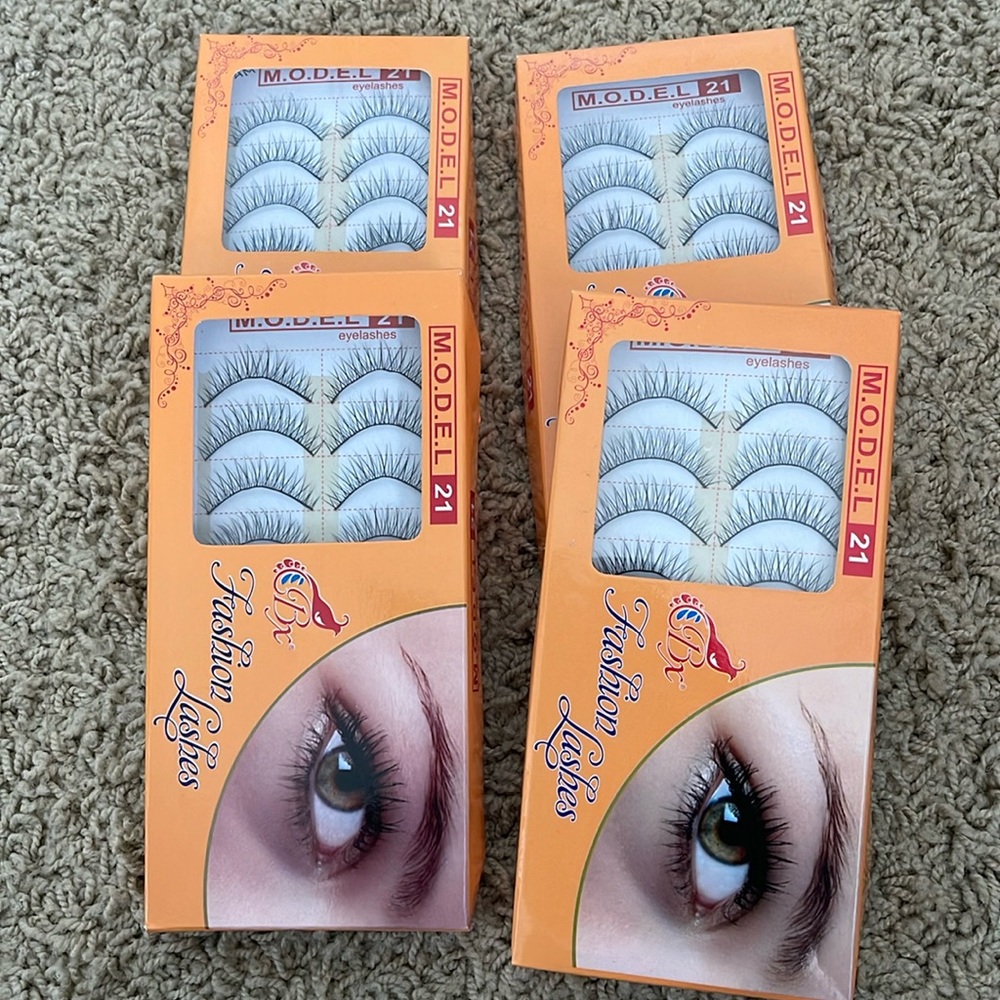 🩷4 boxes of lashes 🩷💚